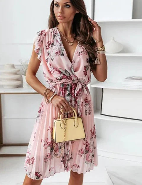 Stijlvolle jurk met diepe V-hals en geplooid ontwerp voor een extra dimensie. Wikkelstijl, knielengte en modieuze bloemenprint voor een trendy look. Gemaakt van ademende stof voor comfort. Pas de plooien aan voor een perfecte pasvorm en een nette uitstraling.