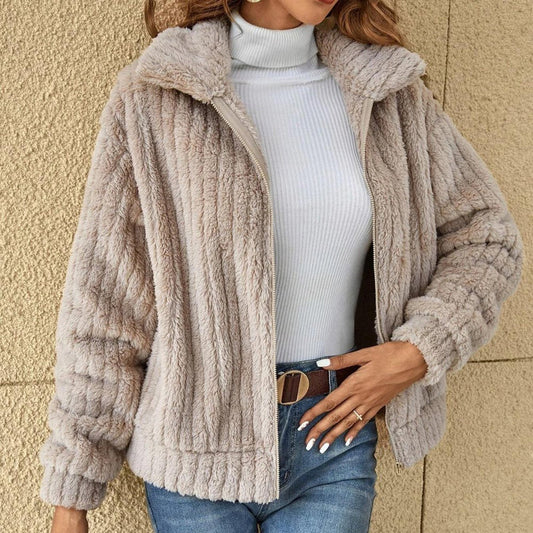 Aloisa | nonchalante pluche jas in de kleur Abrikoos voor dames in stijl ideaal voor de winter