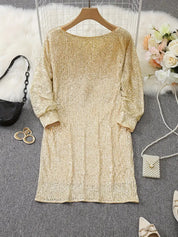 Glanzende mini-jurk met one-shoulder design, gemaakt van zachte en comfortabele stof voor een flatterende pasvorm en elegante uitstraling. Geschikt voor diverse gelegenheden.