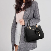 Anna Crossbody Tas | Leuk & Charmant in de kleur Donkerroze voor dames in stijl geschikt voor alle seizoenen.