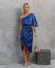 Lange jurk met één schouder. Stijlvol, comfortabel en perfect voor diverse gelegenheden. Voorzien van een elegante faux wrap taille en een unieke snit voor een prachtige uitstraling.