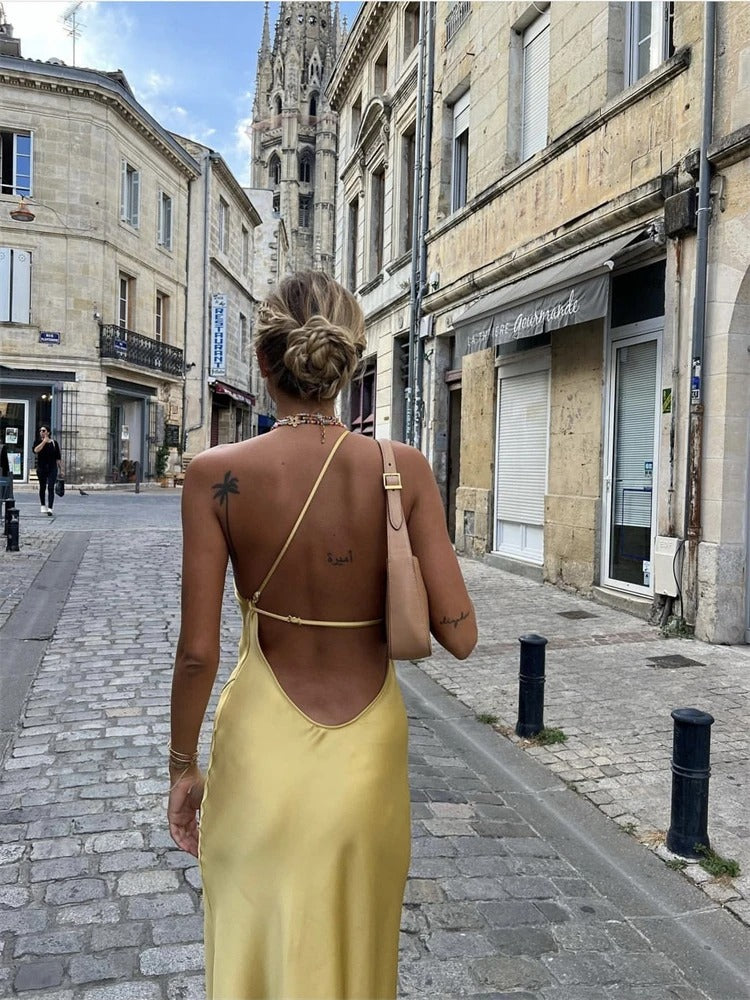 Ervaar pure elegantie met deze gele midi-jurk, gemaakt van ademend mesh met een flatterende nauwsluitende pasvorm voor zelfvertrouwen en comfort. Perfect voor diverse gelegenheden en een modieuze look. Gratis verzending!
