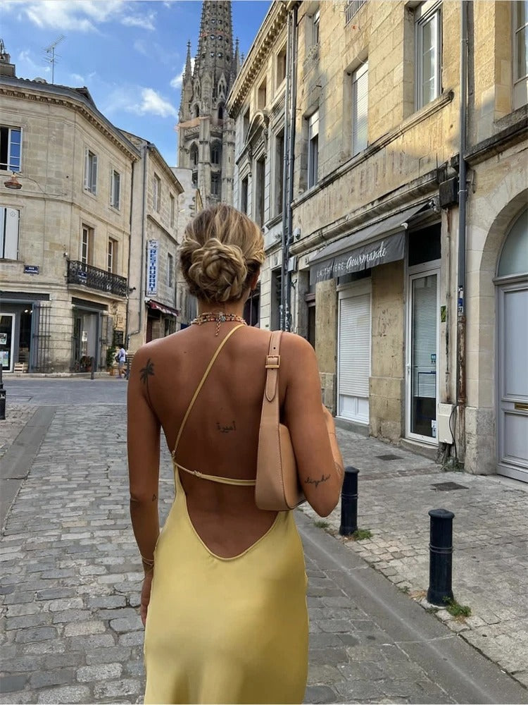 Ervaar pure elegantie met deze gele midi-jurk, gemaakt van ademend mesh met een flatterende nauwsluitende pasvorm voor zelfvertrouwen en comfort. Perfect voor diverse gelegenheden en een modieuze look. Gratis verzending!