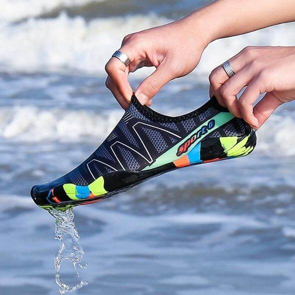 Deze sneldrogende waterschoenen bieden ultiem comfort en veiligheid tijdens buitenactiviteiten. Met een stevige rubberen zool, speciale grip en beschermende schoenrand zijn ze perfect voor diverse watersporten en activiteiten.