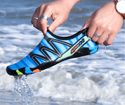 Deze sneldrogende waterschoenen bieden ultiem comfort en veiligheid tijdens buitenactiviteiten. Met een stevige rubberen zool, speciale grip en beschermende schoenrand zijn ze perfect voor diverse watersporten en activiteiten.