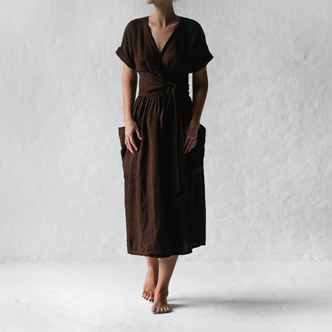 Avah | Elegante V-hals jurk in de kleur Bruin voor dames in stijl ideaal voor de lente.