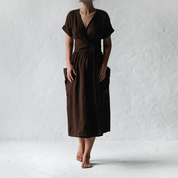 Avah | Elegante V-hals jurk in de kleur Bruin voor dames in stijl ideaal voor de lente.