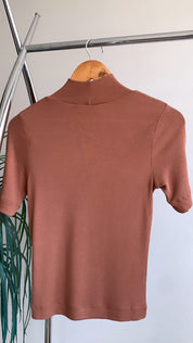 Basic Hoge Hals Korte Mouw Top in de kleur Bruin voor dames in Casual stijl geschikt voor alle seizoenen.