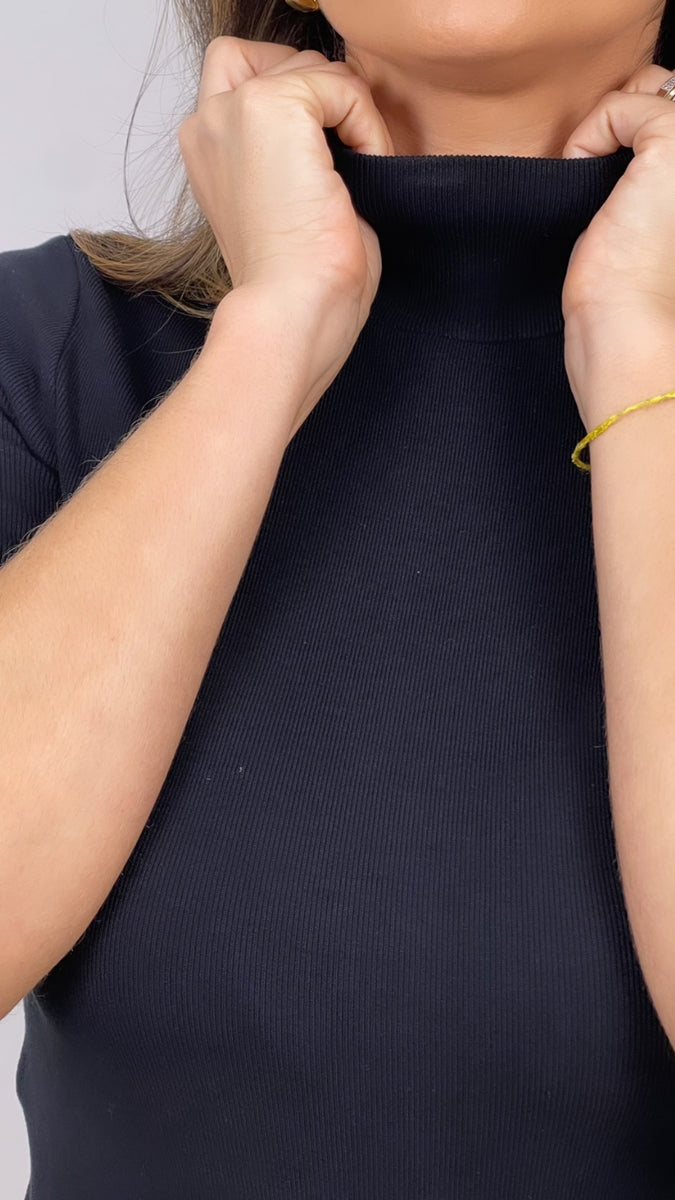 Basic Hoge Hals Korte Mouw Top in de kleur Wit voor dames in Casual stijl geschikt voor alle seizoenen.