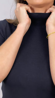 Basic Hoge Hals Korte Mouw Top in de kleur Wit voor dames in Casual stijl geschikt voor alle seizoenen.