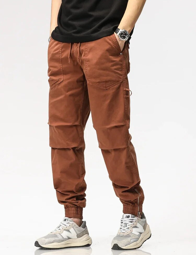 Berend | Slim-fit cargobroek voor heren. in de kleur Bruin voor heren in stijl geschikt voor alle seizoenen.