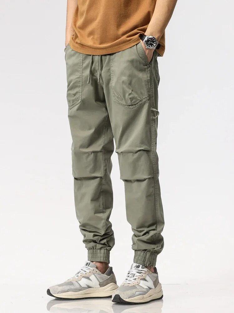 Berend | Slim-fit cargobroek voor heren. in de kleur Groen voor heren in stijl geschikt voor alle seizoenen.