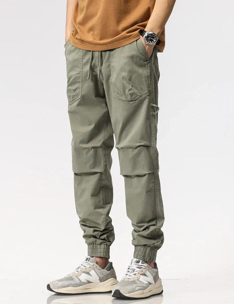 Berend | Slim-fit cargobroek voor heren. in de kleur Groen voor heren in stijl geschikt voor alle seizoenen.