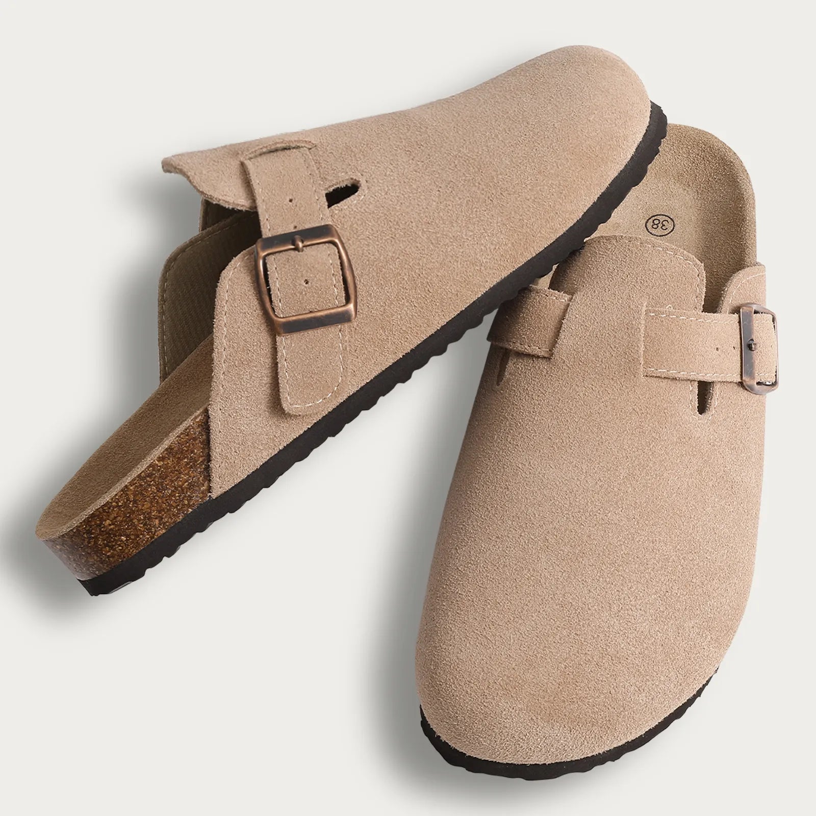 Birken | Suède instapsloffen met gesp in de kleur Beige voor heren in Heritage stijl geschikt voor alle seizoenen.