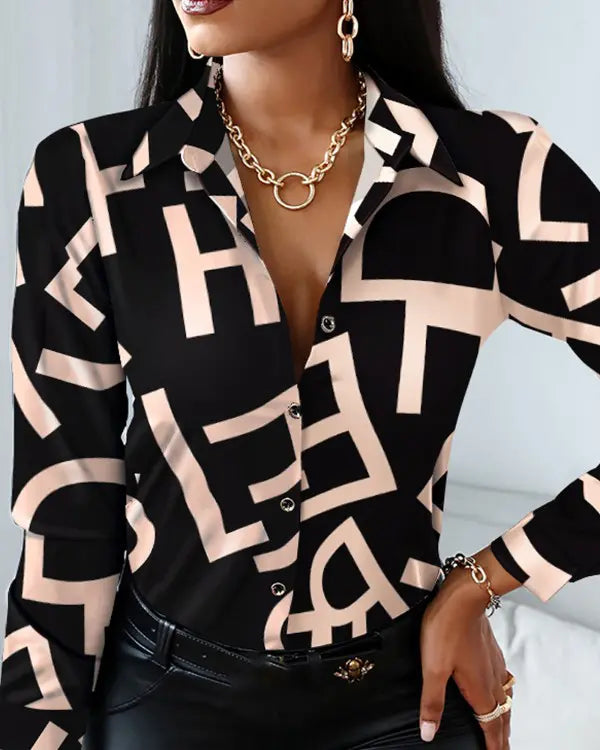 Blouse met letterprintje in de kleur Zwart voor dames in stijl ideaal voor de lente.