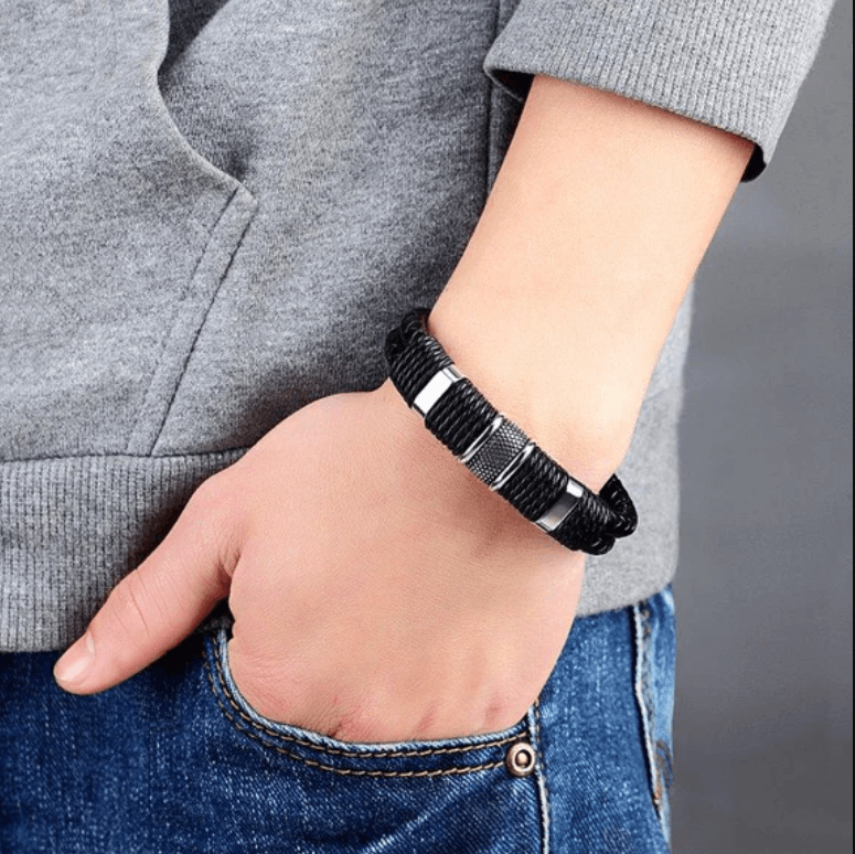 Geweven leren armband, gemaakt van echt leer met roestvrijstalen accenten voor een stoere uitstraling. Voorzien van een magnetische sluiting en ideaal voor dagelijks gebruik.