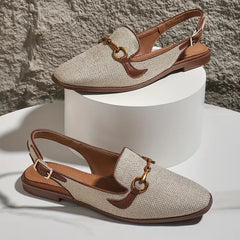 Platte sandaal met metallic gespsluiting