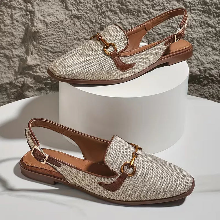 Platte sandaal met metallic gespsluiting