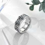 Zwarte gestructureerde retro ring, speciaal ontworpen voor heren. Gemaakt van duurzaam titanium staal voor een tijdloze uitstraling, klasse en stevigheid. Perfect accessoire dat stijl toevoegt aan elke outfit.