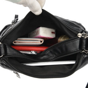 Carly Messenger Tas | Praktisch & vintage in de kleur Zwart voor dames in stijl geschikt voor alle seizoenen.