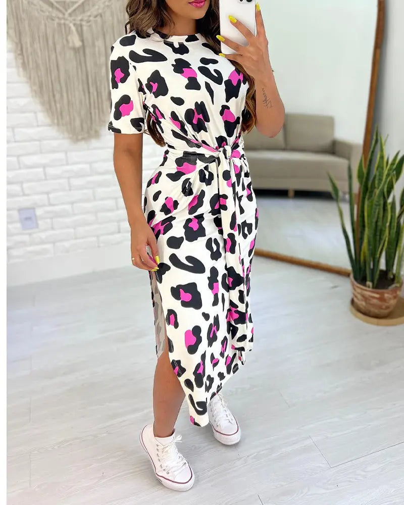 Casual Jurk Luipaardprint in de kleur Lichtbruin voor dames in stijl ideaal voor de lente.