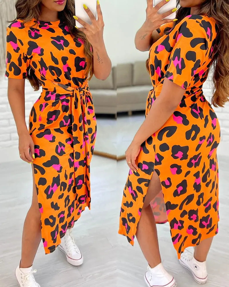 Casual Jurk Luipaardprint in de kleur Oranje voor dames in stijl ideaal voor de lente.