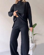 Casual Set | Coltrui en bijpassende broek in de kleur Zwart voor dames in stijl ideaal voor de herfst.