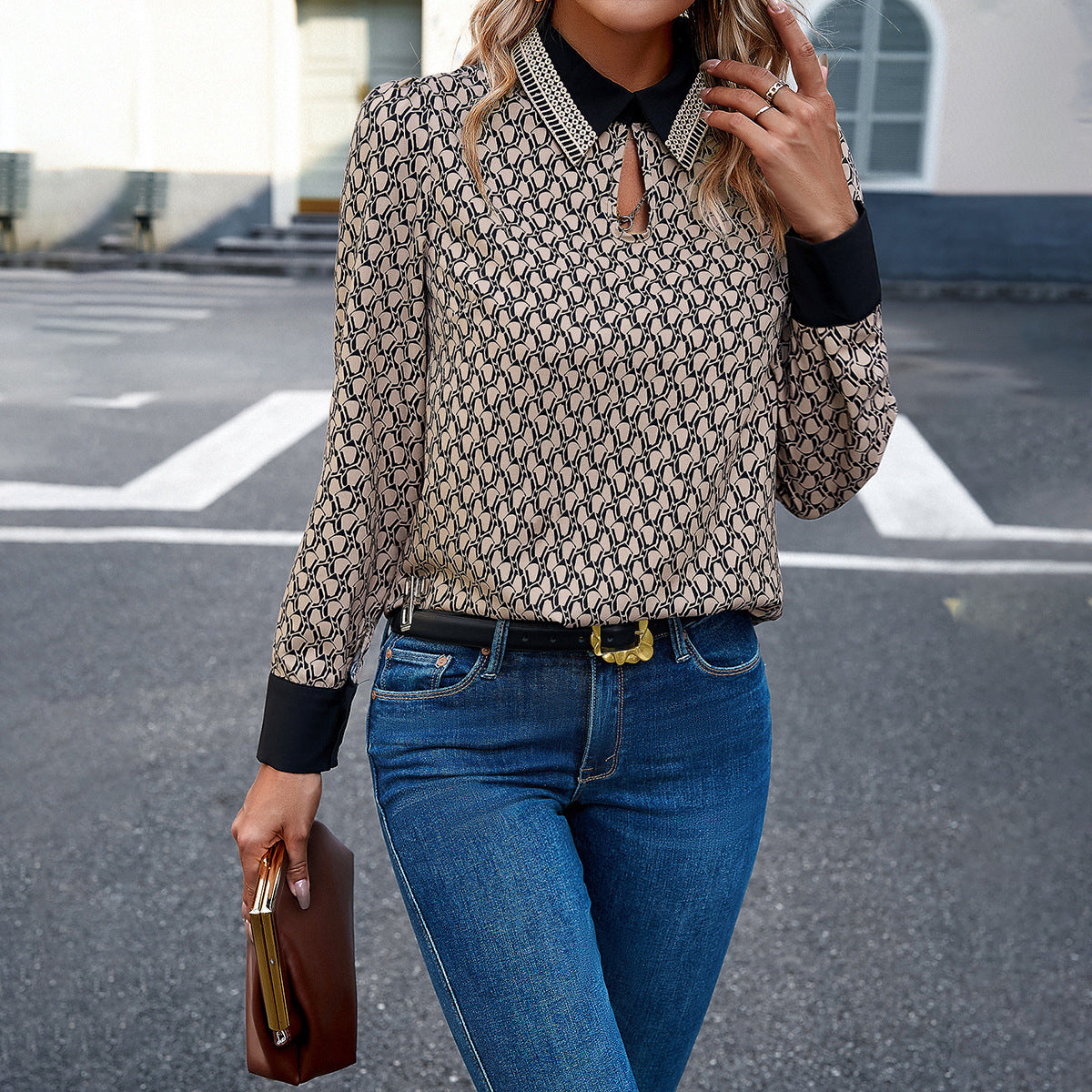 Casual top met kraag in de kleur Khaki voor dames in stijl ideaal voor de herfst.