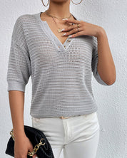 Casual top met V-hals in de kleur Grijs voor dames in stijl ideaal voor de zomer.