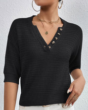 Casual top met V-hals in de kleur Zwart voor dames in stijl ideaal voor de zomer.