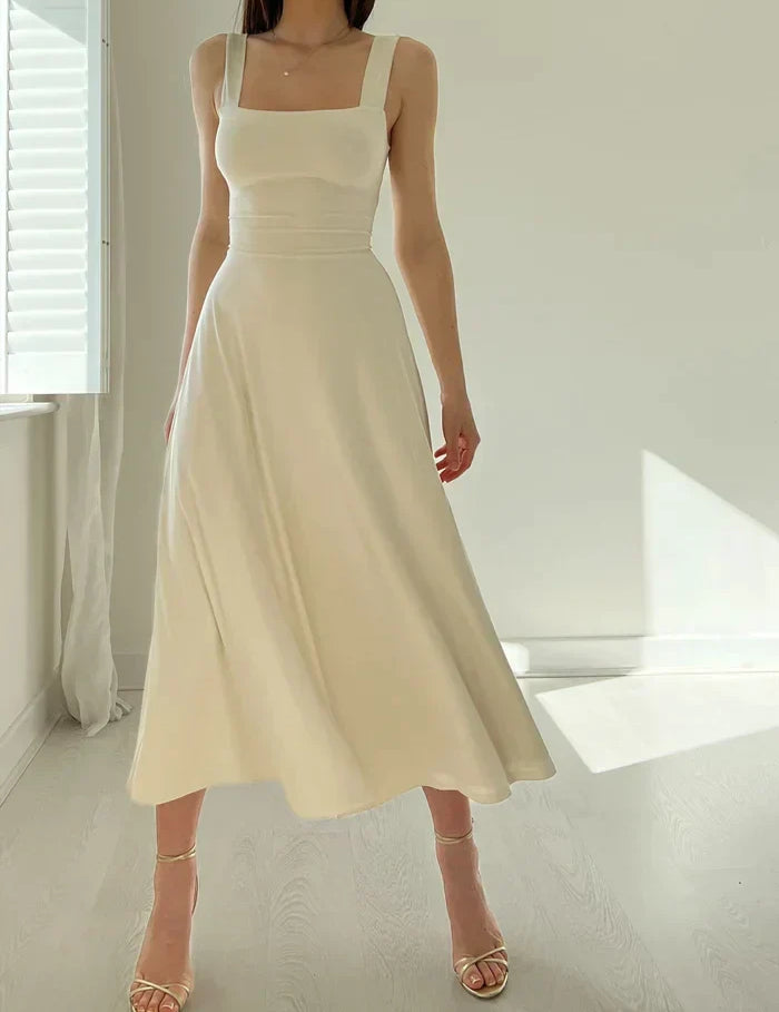 Zomerjurk met vierkante hals - een must-have voor een stijlvolle en comfortabele look. Het chique vierkante halslijn en slim-fit design benadrukken op elegante wijze het vrouwelijke silhouet. Gemaakt van hoogwaardige en comfortabele stof, geschikt voor diverse gelegenheden en seizoenen.