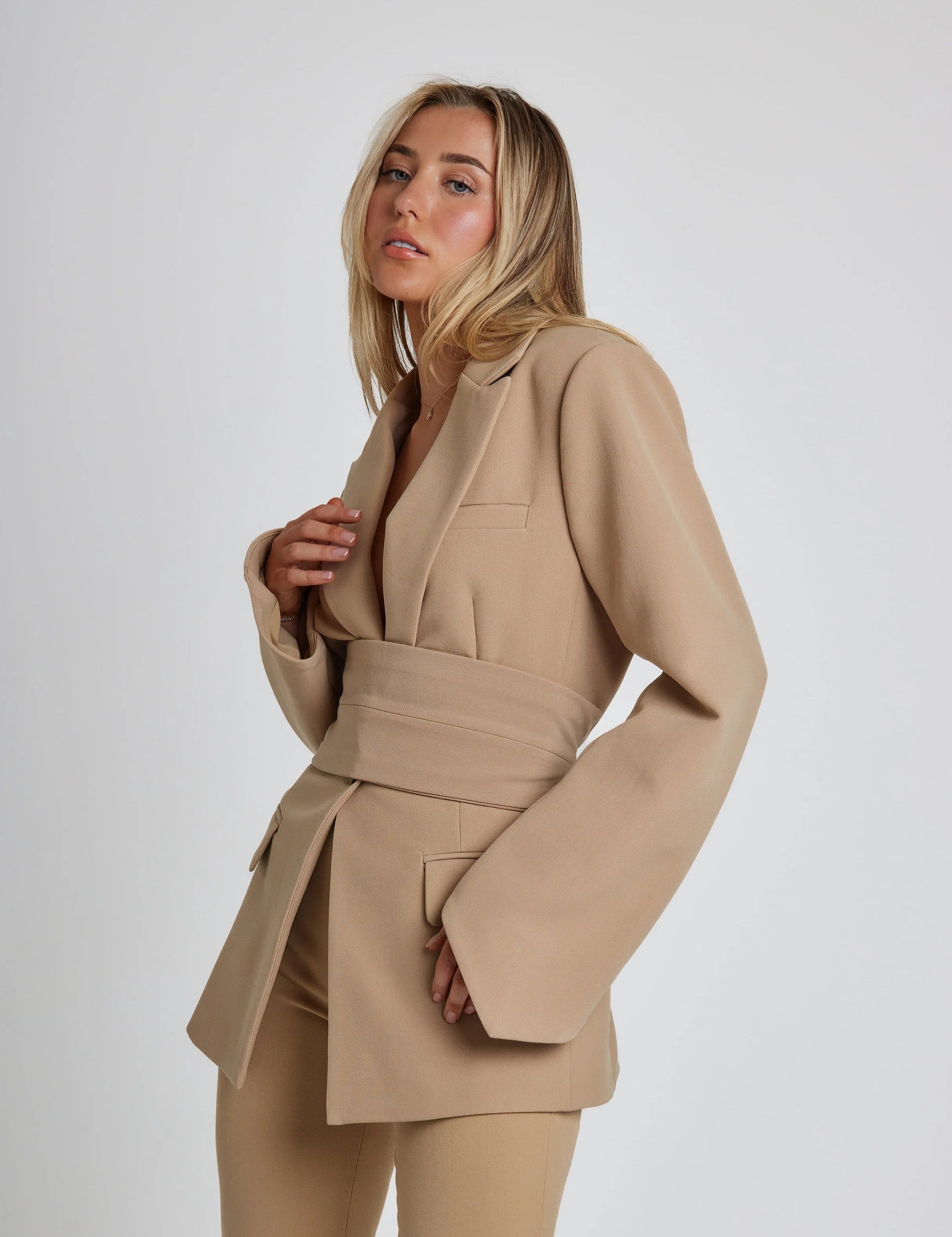Celine | Elegante Blazer met belt in de kleur Khaki voor dames in Formal stijl geschikt voor alle seizoenen.