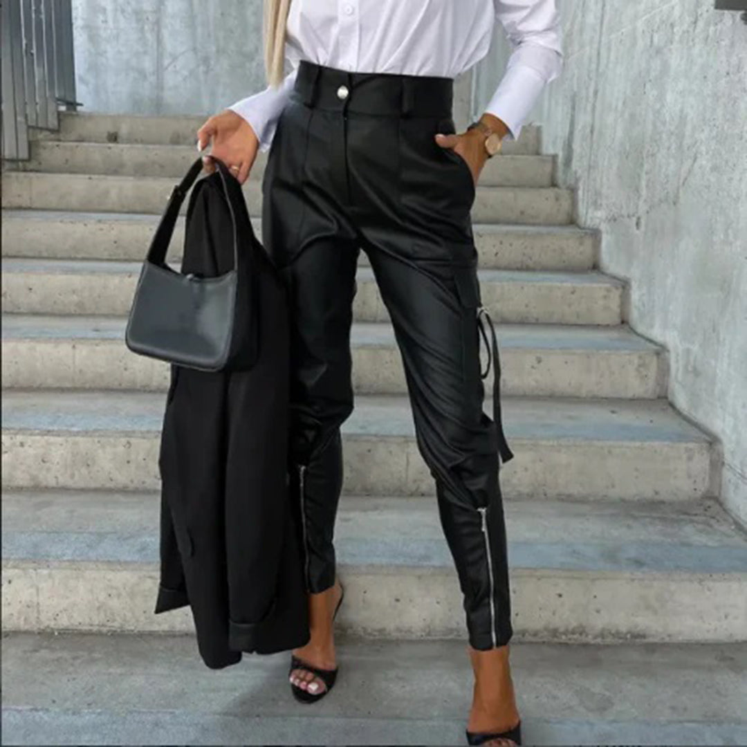 Chantal | Stijlvolle cargo broek in de kleur Zwart voor dames in Outdoor stijl ideaal voor de lente.