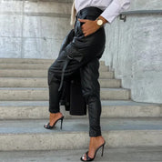 Chantal | Stijlvolle cargo broek in de kleur Zwart voor dames in Outdoor stijl ideaal voor de lente.