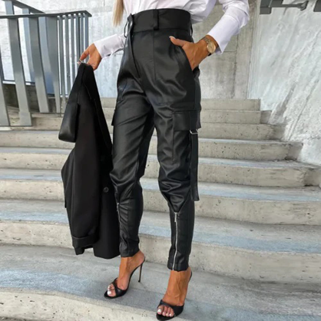 Chantal | Stijlvolle cargo broek in de kleur Zwart voor dames in Outdoor stijl ideaal voor de lente.