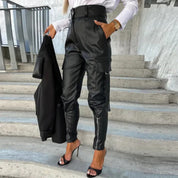 Chantal | Stijlvolle cargo broek in de kleur Zwart voor dames in Outdoor stijl ideaal voor de lente.