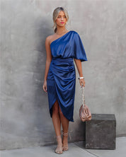 Chique Zijden Feestjurk in de kleur Blauw voor dames in stijl ideaal voor de lente.