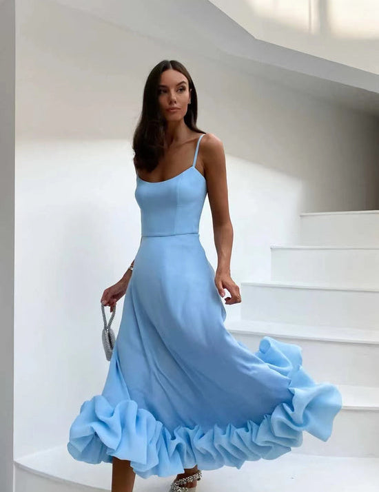 Feestjurk met een vintage geïnspireerd A-lijn silhouet, verfraaid met 3D-bloemenapplicaties. Deze jurk is ideaal voor lente- en zomeravonden en is verkrijgbaar in diverse kleuren. Perfect voor diverse speciale gelegenheden.