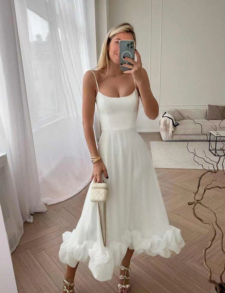 Feestjurk met een vintage geïnspireerd A-lijn silhouet, verfraaid met 3D-bloemenapplicaties. Deze jurk is ideaal voor lente- en zomeravonden en is verkrijgbaar in diverse kleuren. Perfect voor diverse speciale gelegenheden.