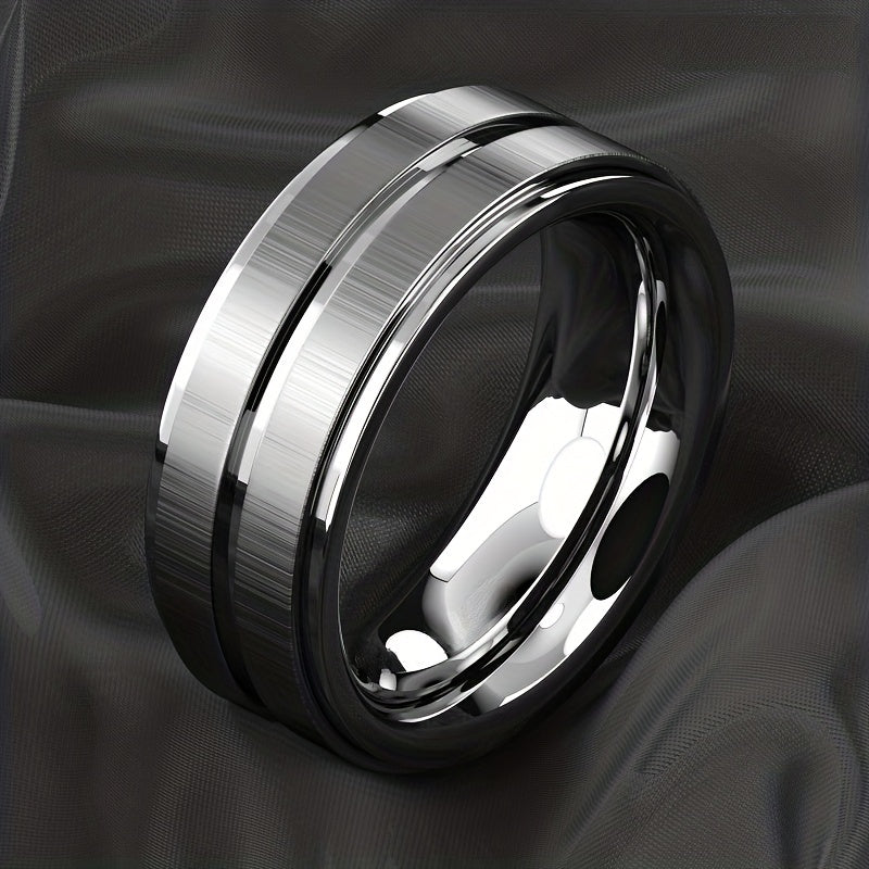 Herenring van hoogwaardig roestvrij staal met een moderne twist van een verfijnde gegroefde textuur. Deze ring biedt een informele en gepolijste uitstraling, ideaal voor diverse gelegenheden. Met een breedte van 8 mm zorgt deze ring voor een robuuste uitstraling en is geschikt voor zowel informele als speciale gelegenheden. Perfect als cadeau voor vaders of vrienden.