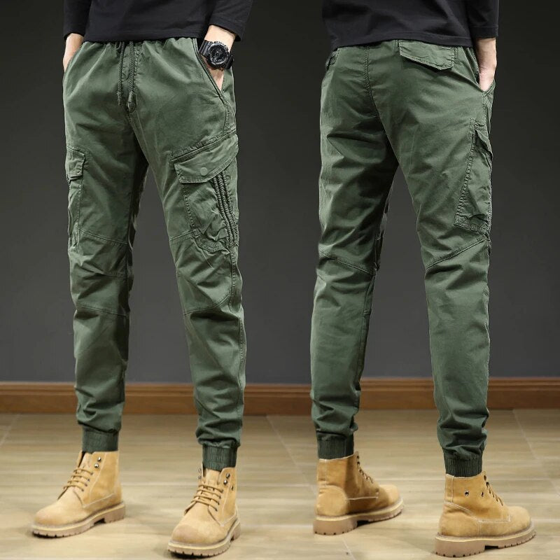 Daan | Cargo broek met slanke pasvorm en meerdere zakken in de kleur Groen voor heren in Outdoor stijl geschikt voor alle seizoenen.