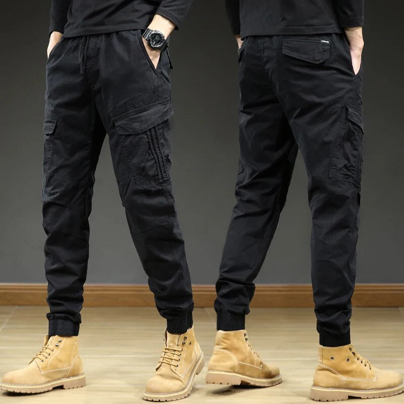 Daan | Cargo broek met slanke pasvorm en meerdere zakken in de kleur Zwart voor heren in Outdoor stijl geschikt voor alle seizoenen.