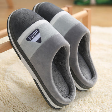Leren heren pantoffels, gemaakt van hoogwaardig leer voor duurzaamheid en stijl. Het lichtgewicht ontwerp zorgt voor ultiem comfort, terwijl de grijze kleur een moderne uitstraling geeft. Perfect voor de koude maanden. Maattabel beschikbaar voor verschillende maten.