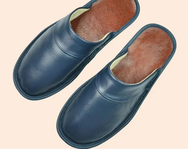 Zwarte leren heren pantoffels - perfect voor koude herfst en winterdagen. Deze premium pantoffels bieden een mix van materialen voor warmte en comfort, en zijn ideaal voor dagelijks gebruik. Stijlvol, lichtgewicht ontwerp in de kleur zwart.