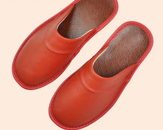 Zwarte leren heren pantoffels - perfect voor koude herfst en winterdagen. Deze premium pantoffels bieden een mix van materialen voor warmte en comfort, en zijn ideaal voor dagelijks gebruik. Stijlvol, lichtgewicht ontwerp in de kleur zwart.