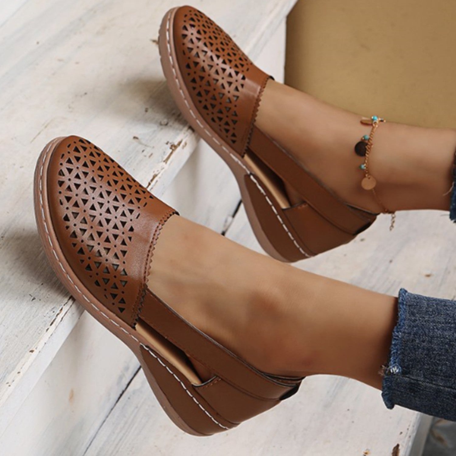 Daantje | Vintage leren espadrilles met uitgehold design in de kleur Bruin voor dames in Beach stijl ideaal voor de zomer.