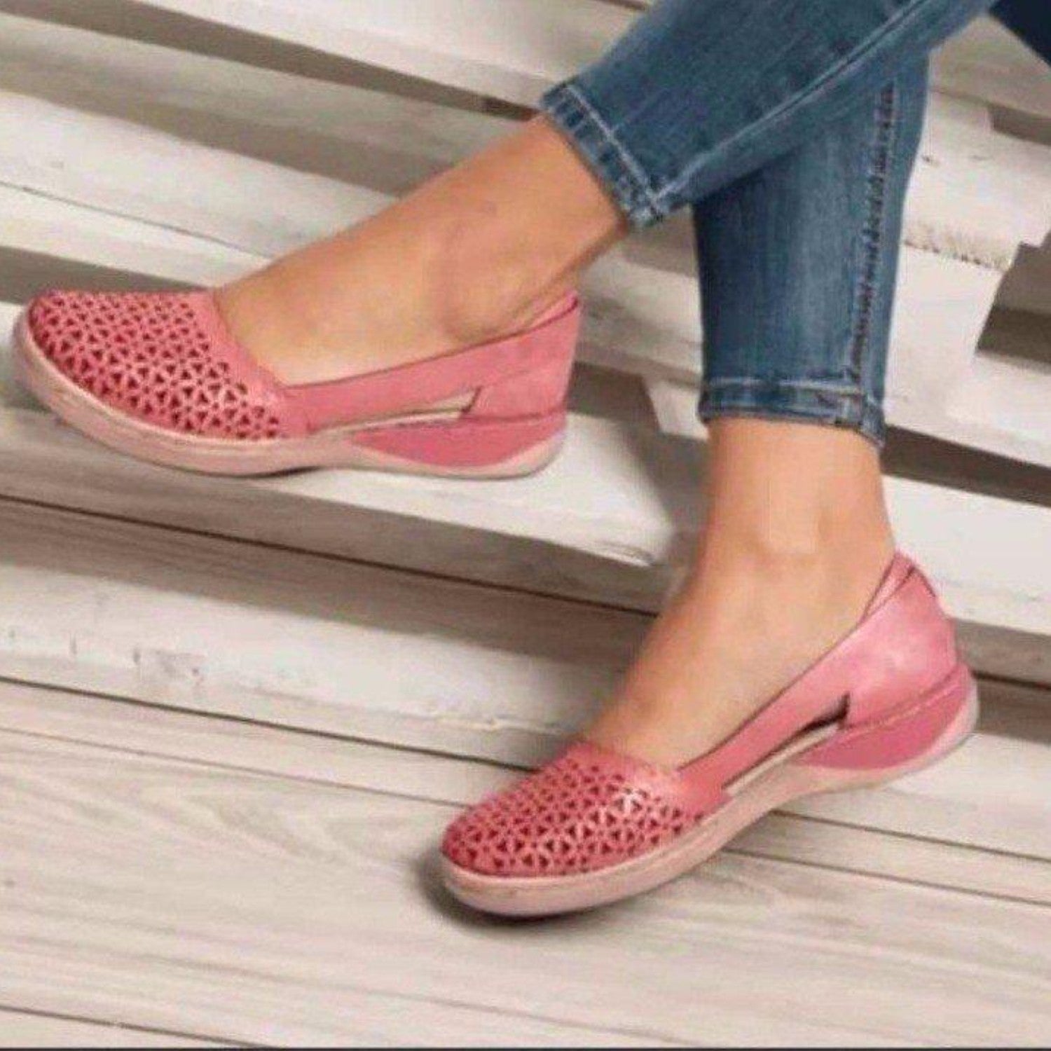 Daantje | Vintage leren espadrilles met uitgehold design in de kleur Roze voor dames in Beach stijl ideaal voor de zomer.