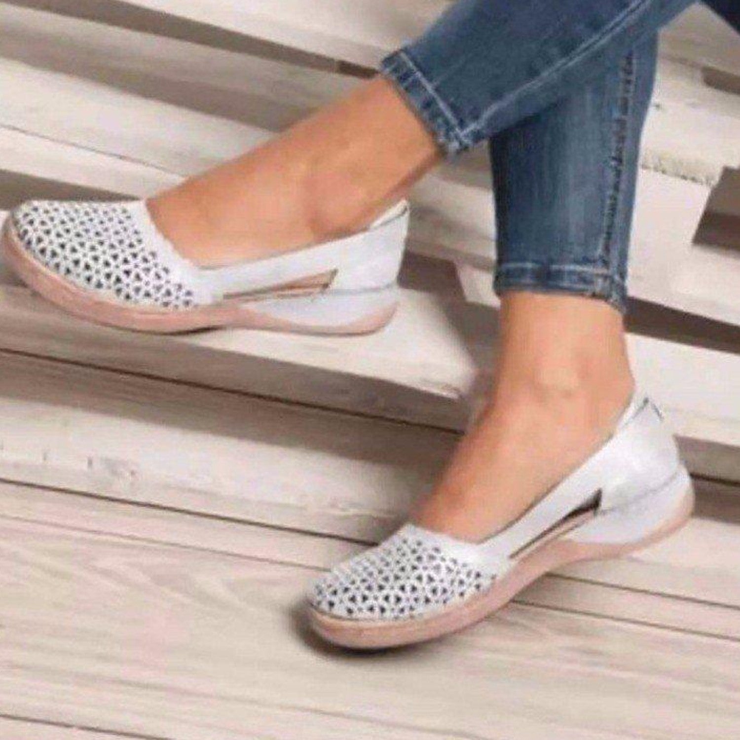 Daantje | Vintage leren espadrilles met uitgehold design in de kleur Wit voor dames in Beach stijl ideaal voor de zomer.