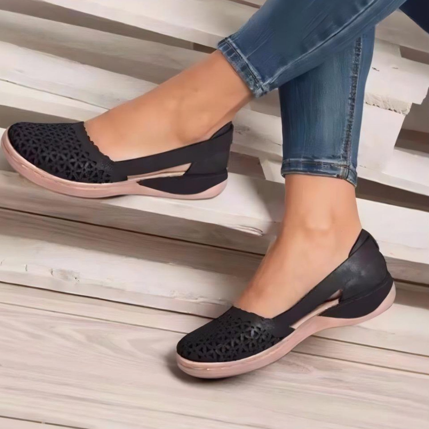 Daantje | Vintage leren espadrilles met uitgehold design in de kleur Zwart voor dames in Beach stijl ideaal voor de zomer.