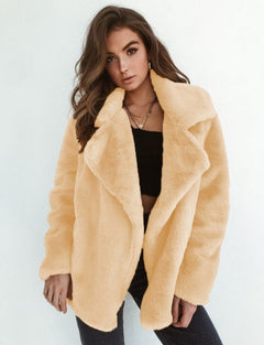 Dafne | Luxe Kunstbont Jas in de kleur Beige voor in stijl ideaal voor de herfst.